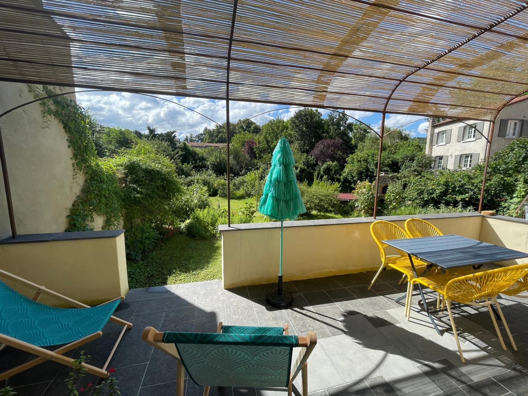 Gite Avec Terrasse Saint-Saturnin  Buitenkant foto